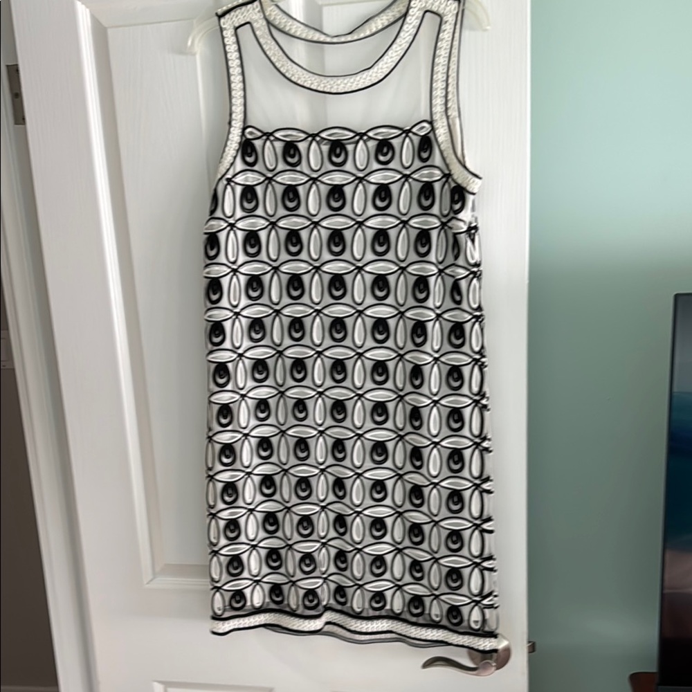 Badgley Mischka Black and White Sleeveless Sheath Dress